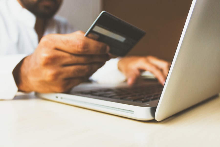 Pembayaran digital melalui kartu dan ponsel di atas meja