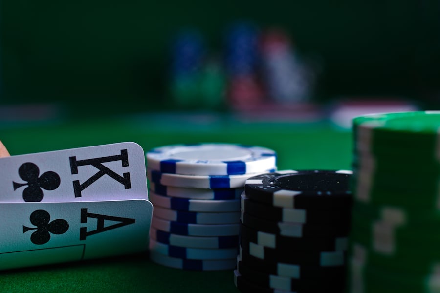 Tumpukan chip poker dan kartu di atas meja hijau