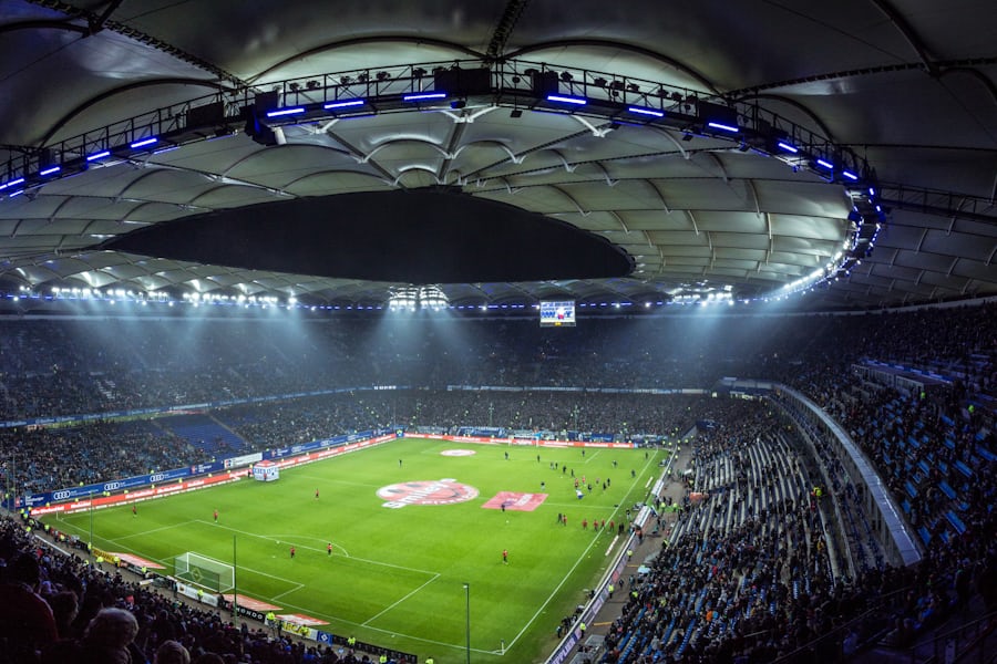 Lapangan sepak bola di bawah lampu stadion
