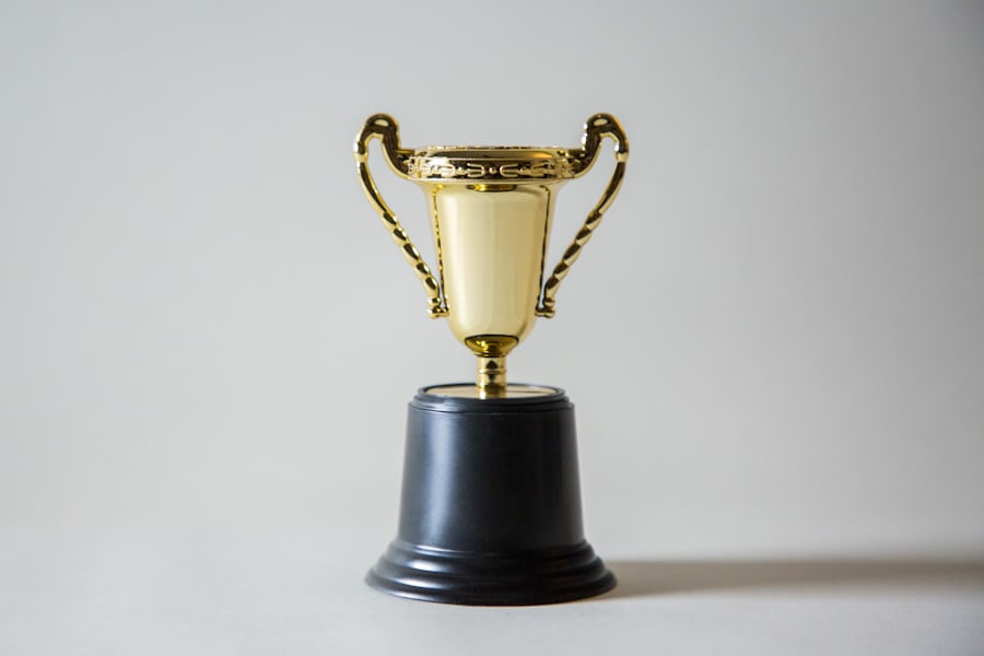 Piala trofi di atas meja podium